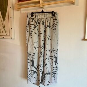Jane and Delancey Monochrome Leaf Print Cropped Pants